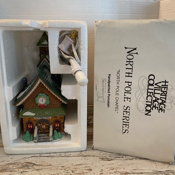 Dept 56 North Pole Series "North Pole Chapel", lighted, 56260- Vintage - Picture 2 of 10